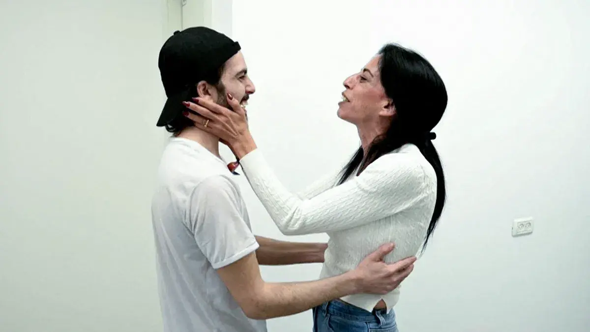 <p>El reh&eacute;n israel&iacute; liberado, Matan Zangauker, se re&uacute;ne con su madre, Einav Zangauker, tras estar retenido en Gaza desde el letal ataque perpetrado por Ham&aacute;s el 7 de octubre de 2023, como parte de un intercambio de prisioneros y rehenes y un acuerdo de alto el fuego entre Israel y Ham&aacute;s, en Reim, Israel, el 13 de octubre de 2025 - PHOTO/ Fuerzas de Defensa de Israel v&iacute;a REUTERS</p>
