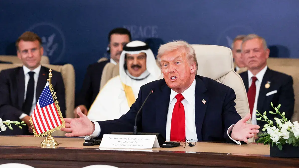 <p>El presidente de Estados Unidos, Donald Trump, habla durante la cumbre de l&iacute;deres mundiales sobre el fin de la guerra de Gaza, en medio de un intercambio de prisioneros y rehenes negociado por Estados Unidos y un acuerdo de alto el fuego entre Israel y Ham&aacute;s, en Sharm el-Sheikh, Egipto, el 13 de octubre de 2025 - REUTERS/ SUZANNE PLUNKETT</p>
