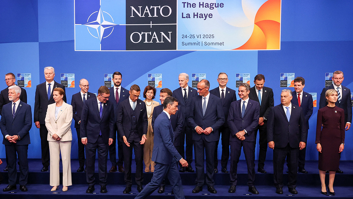 <p>El presidente del Gobierno espa&ntilde;ol, Pedro S&aacute;nchez, llega para una foto familiar con el canciller alem&aacute;n, Friedrich Merz, el presidente franc&eacute;s, Emmanuel Macron, el primer ministro h&uacute;ngaro, Viktor Orban, y otros jefes de estado,&nbsp;durante una cumbre de la OTAN en La Haya, Pa&iacute;ses Bajos, el 25 de junio de 2025 - REUTERS/ YVES HERMAN</p>
