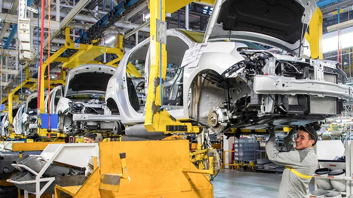 <p>Un empleado de f&aacute;brica trabaja en una l&iacute;nea de ensamblaje de autom&oacute;viles en la planta de ensamblaje de autom&oacute;viles Renault-Nissan T&aacute;nger en Melloussa, al este de la ciudad portuaria de T&aacute;nger - PHOTO/ ARCHIVO</p>
