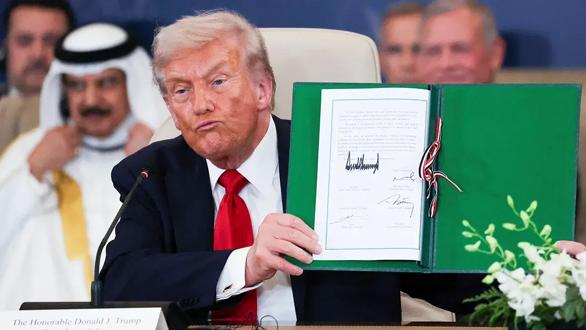 <p>Donald Trump, posa con el acuerdo firmado en una cumbre de l&iacute;deres mundiales para poner fin a la guerra de Gaza, en Sharm el-Sheikh, Egipto, el 13 de octubre de 2025 - REUTERS/ SUZANNE PLUNKETT</p>
