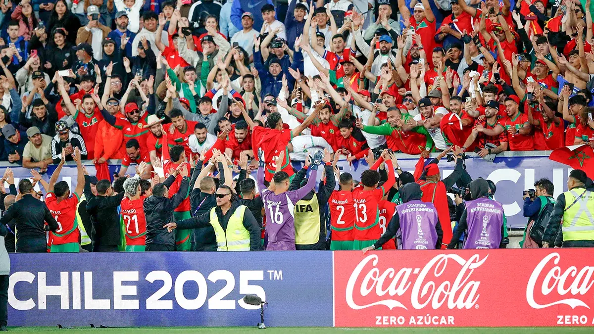 Los jugadores de Marruecos celebran con sus aficionados despu&eacute;s de marcar el penalti para llegar a la final - REUTERS/ RODRIGO GARRIDO