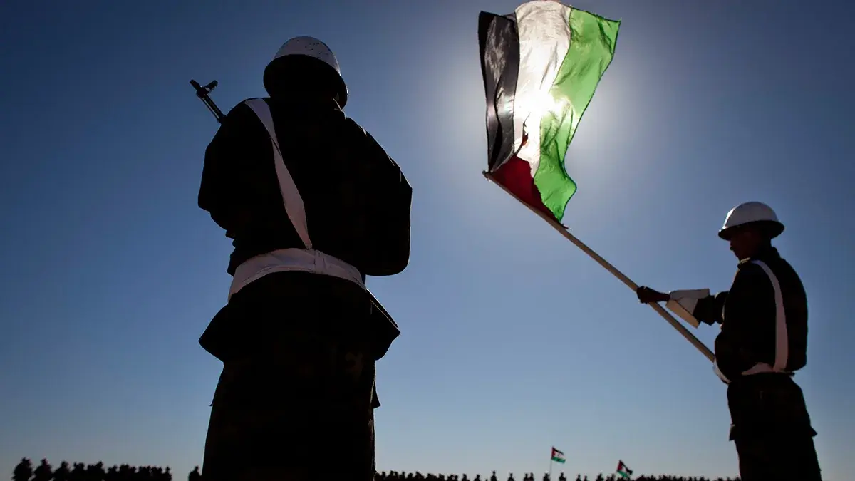 Soldados del Frente Polisario son vistos durante un desfile militar en la aldea de Tifariti, en el S&aacute;hara Occidental - AP/ ARTURO RODR&Iacute;GUEZ