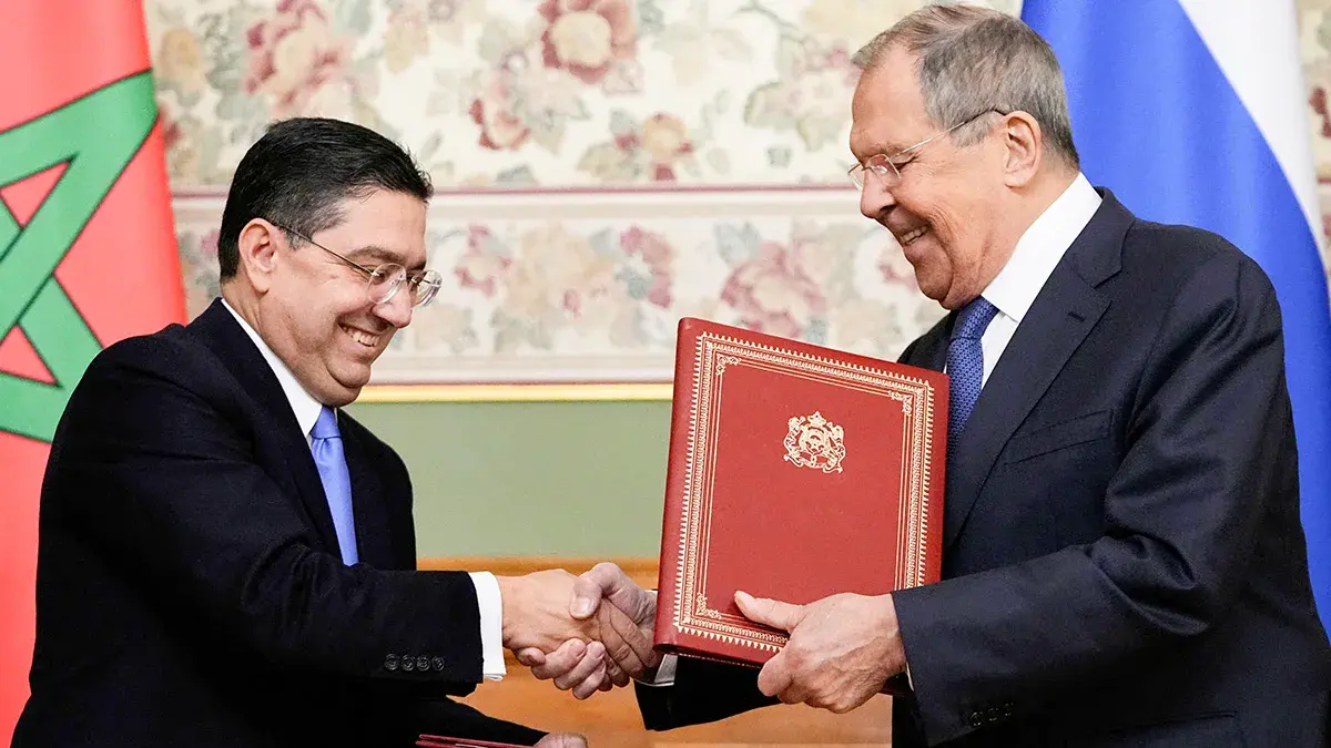 <p>Ministros de Asuntos Exteriores de Marruecos y Rusia, Nasser Bourita y Sergei Lavrov, estrechan la mano e intercambian documentos firmados, en la Mansi&oacute;n de Zinaida Morozova en Mosc&uacute;, Rusia, el jueves 16 de octubre de 2025 - Pavel Bednyakov v&iacute;a REUTERS</p>
