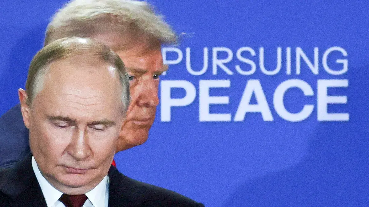 Fotograf&iacute;a de archivo, el presidente estadounidense, Donald Trump, y el presidente ruso, Vladimir Putin, ofrecen una conferencia de prensa despu&eacute;s de su reuni&oacute;n para negociar el fin de la guerra en Ucrania, en la Base Conjunta Elmendorf-Richardson en Anchorage, Alaska, EE. UU., el 15 de agosto de 2025 - REUTERS/JEENAH MOON&nbsp;