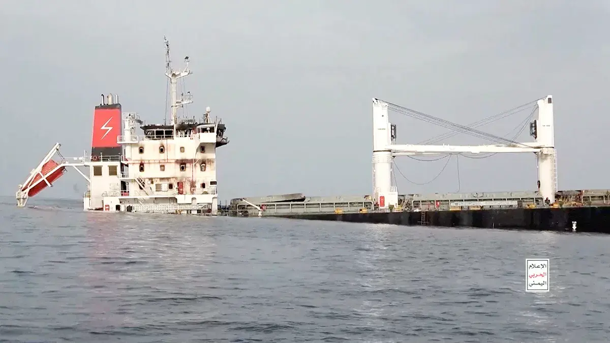 <p>Un buque, supuestamente operado por Grecia y con bandera liberiana, se hunde en un video publicado por los hut&iacute;es de Yemen, en el mar Rojo. Esta captura de pantalla fue tomada de un video publicado el 9 de julio de 2025 - HOUTHI MEDIA CENTER v&iacute;a REUTERS </p>