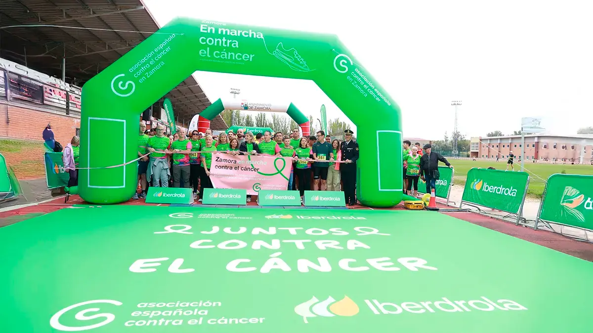 Miguel Calvo, delegado de Iberdrola en Castilla y Le&oacute;n, en la l&iacute;nea de salida de la XVII Carrera Mucho x Vivir junto al resto de autoridades, entre ellas la presidenta de la AECC Zamora, Inmaculada Hern&aacute;ndez, y la vicepresidenta de la Junta de Castilla y Le&oacute;n, Isabel Blanco