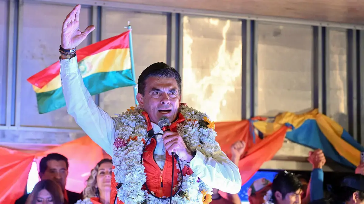 <p>El senador centrista y candidato presidencial Rodrigo Paz, del Partido Dem&oacute;crata Cristiano (PDC), habla en el escenario durante una celebraci&oacute;n tras los resultados preliminares el d&iacute;a de la segunda vuelta de las elecciones presidenciales, en La Paz, Bolivia, el 19 de octubre de 2025 - REUTERS/ CLAUDIA MORALES&nbsp;</p>
