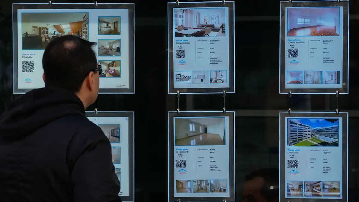 Escaparate de una inmobiliaria con propiedades principalmente en venta en Madrid - AP/ PAUL WHITE