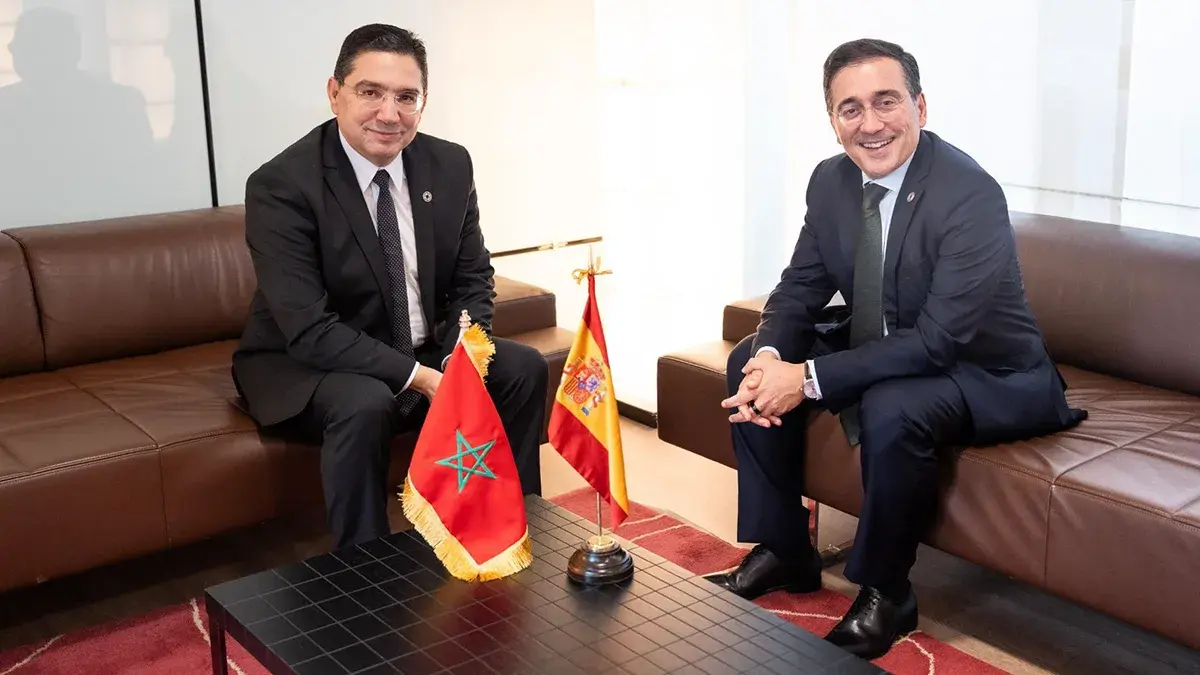 Jos&eacute; Manuel Albares, ministro de Asuntos Exteriores de Espa&ntilde;a, estrecha la mano con su hom&oacute;logo marroqu&iacute; Nasser Bourita, en una reuni&oacute;n en Par&iacute;s al margen de la&nbsp;IV Conferencia de Pol&iacute;tica Exterior Feminista, el 22 de octubre de 2025 - PHOTO/X/MAEC