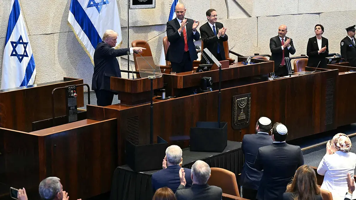 <p>El presidente de Estados Unidos, Donald Trump, hace un gesto mientras se dirige a la Knesset, en Jerusal&eacute;n, el 13 de octubre de 2025 - REUTERS/ SAUL LOEB&nbsp;</p>
