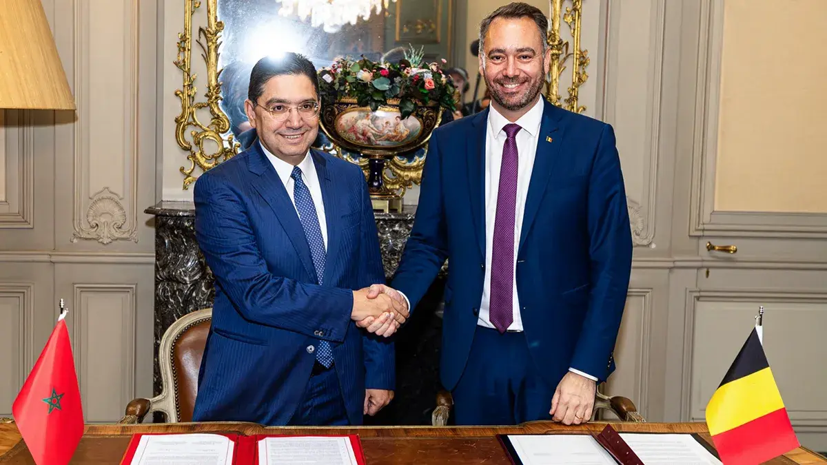 Nasser Bourita, ministro de Asuntos Exteriores de Marruecos, y su hom&oacute;logo belga, Maxime Pr&eacute;vot, estrechan la mano tras la firma de nuevos acuerdos en Bruselas, B&eacute;lgica el 23 de octubre de 2025 - PHOTO//MAROC DIPLOMATIE