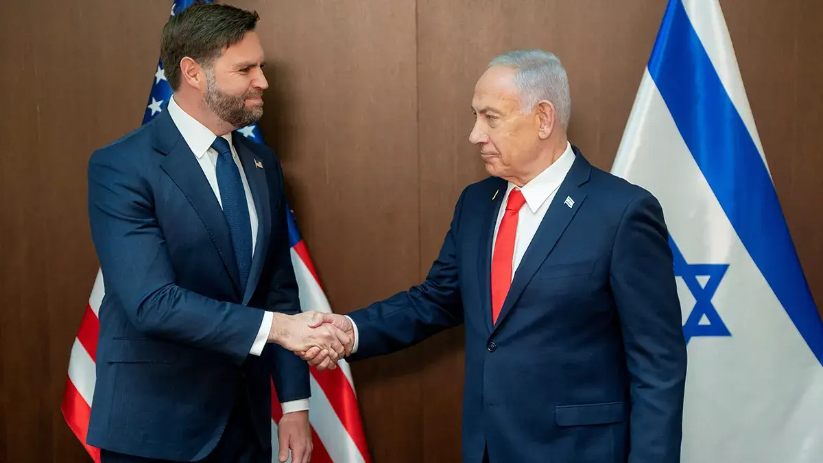 El vicepresidente estadounidense, JD Vance, estrecha la mano del primer ministro israel&iacute;, Benjamin Netanyahu, durante una reuni&oacute;n en la Oficina del primer ministro en Jerusal&eacute;n el 22 de octubre de 2025 - Nathan Howard v&iacute;a REUTERS