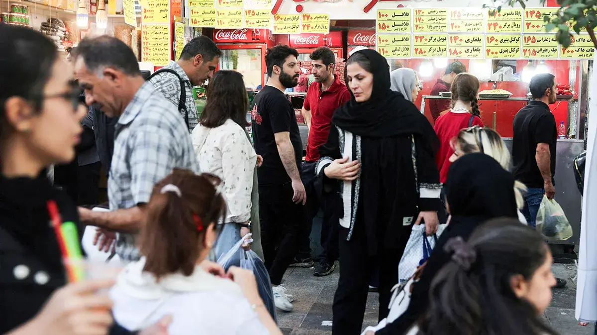 Los iran&iacute;es caminan en el Bazar de Teher&aacute;n tras la aprobaci&oacute;n del proyecto de ley para eliminar cuatro ceros de la moneda nacional, en Teher&aacute;n, Ir&aacute;n, el 5 de octubre de 2025 - Majid Asgaripour/WANA (Agencia de Noticias de Asia Occidental) v&iacute;a REUTERS