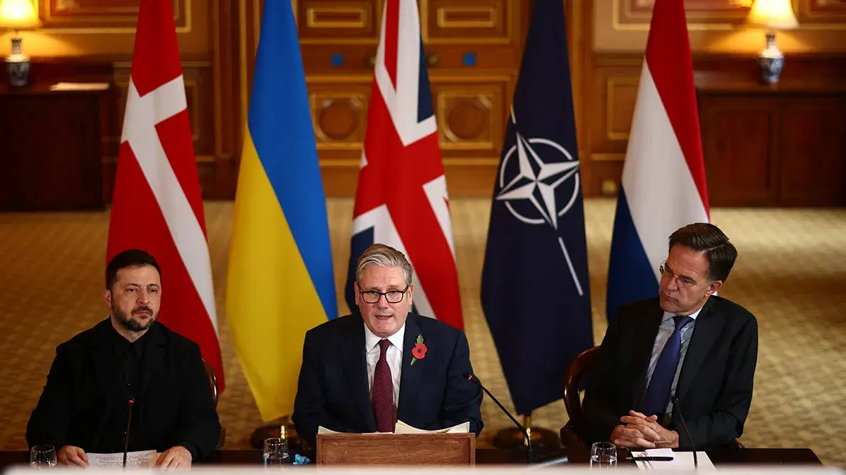 El primer ministro brit&aacute;nico, Keir Starmer, est&aacute; flanqueado por el presidente de Ucrania, Volodymyr Zelensky, y el secretario general de la OTAN, Mark Rutte, quienes se encuentran frente a una pantalla con otros participantes que se unen por videoconferencia mientras dirige una reuni&oacute;n de la Coalici&oacute;n de la Voluntad de socios internacionales sobre Ucrania en el Ministerio de Asuntos Exteriores, Commonwealth y Desarrollo (FCDO) en Londres, Reino Unido, el 24 de octubre de 2025
Henry Nicholls v&iacute;a REUTERS