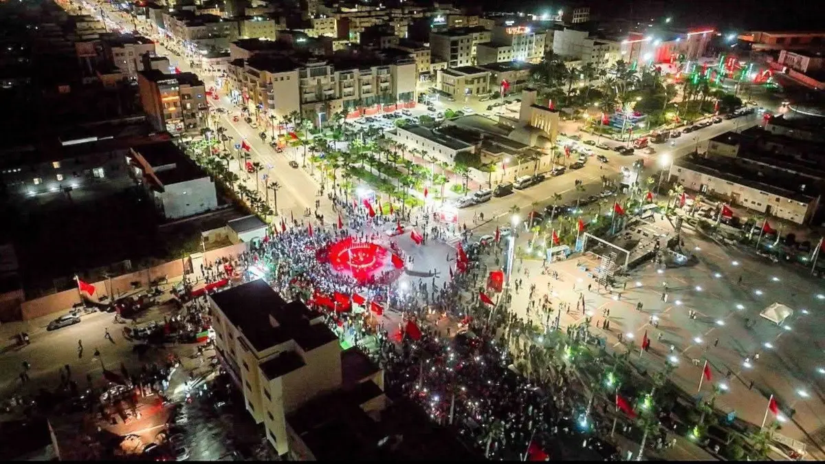 Multitud de ciudadanos marroqu&iacute;es celebrando la decisi&oacute;n del Consejo de Seguridad de las Naciones Unidas del 31 de octubre de 2025