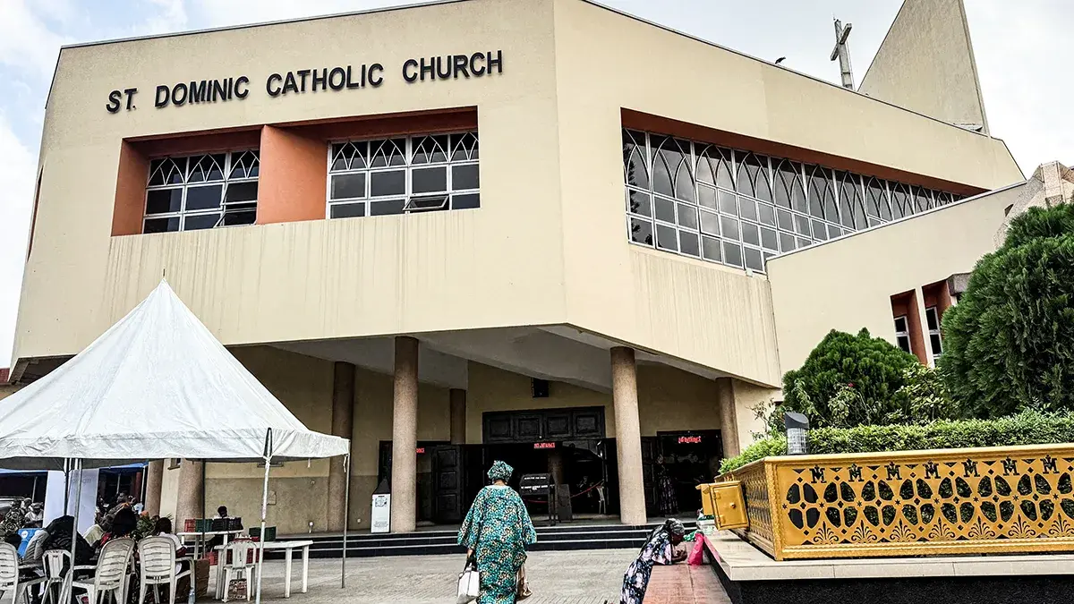 Cristianos visitan las instalaciones de la iglesia cat&oacute;lica de Santo Domingo durante una misa dominical en Yaba, Lagos, Nigeria, el 2 de noviembre de 2025 - REUTERS/ SODIQ ADELAKUN