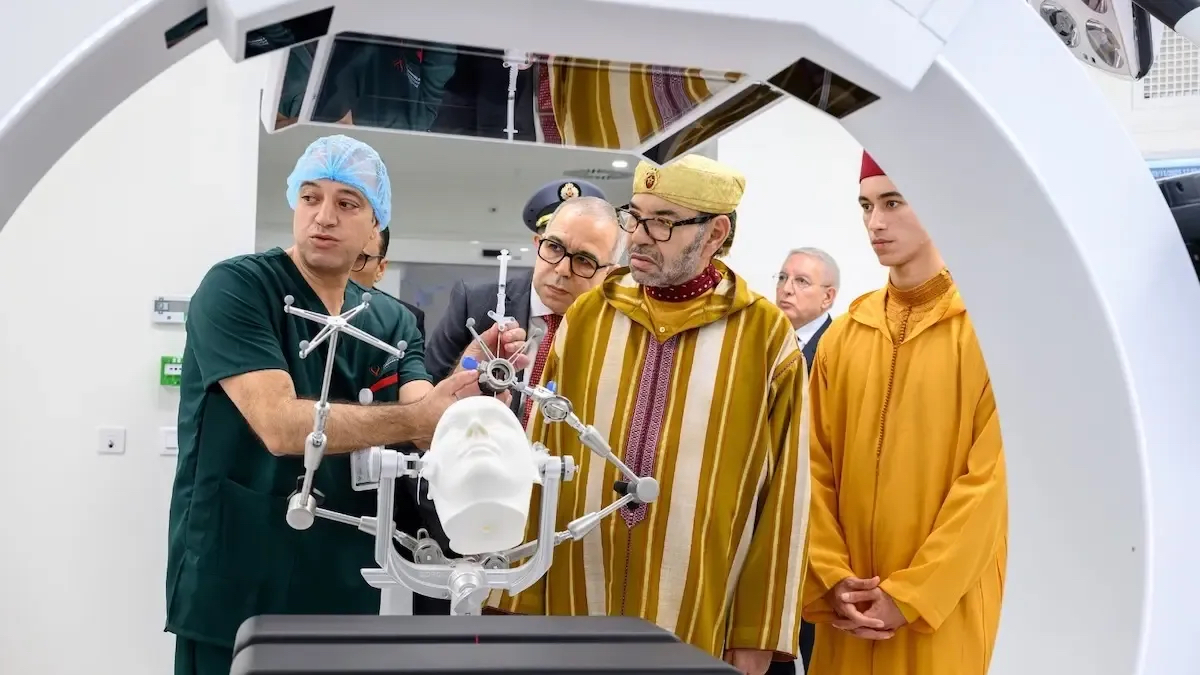 El rey Mohamed VI y el pr&iacute;ncipe heredero, Moulay Hassan, durante la inauguraci&oacute;n del Complejo Hospitalario Universitario de Rabat