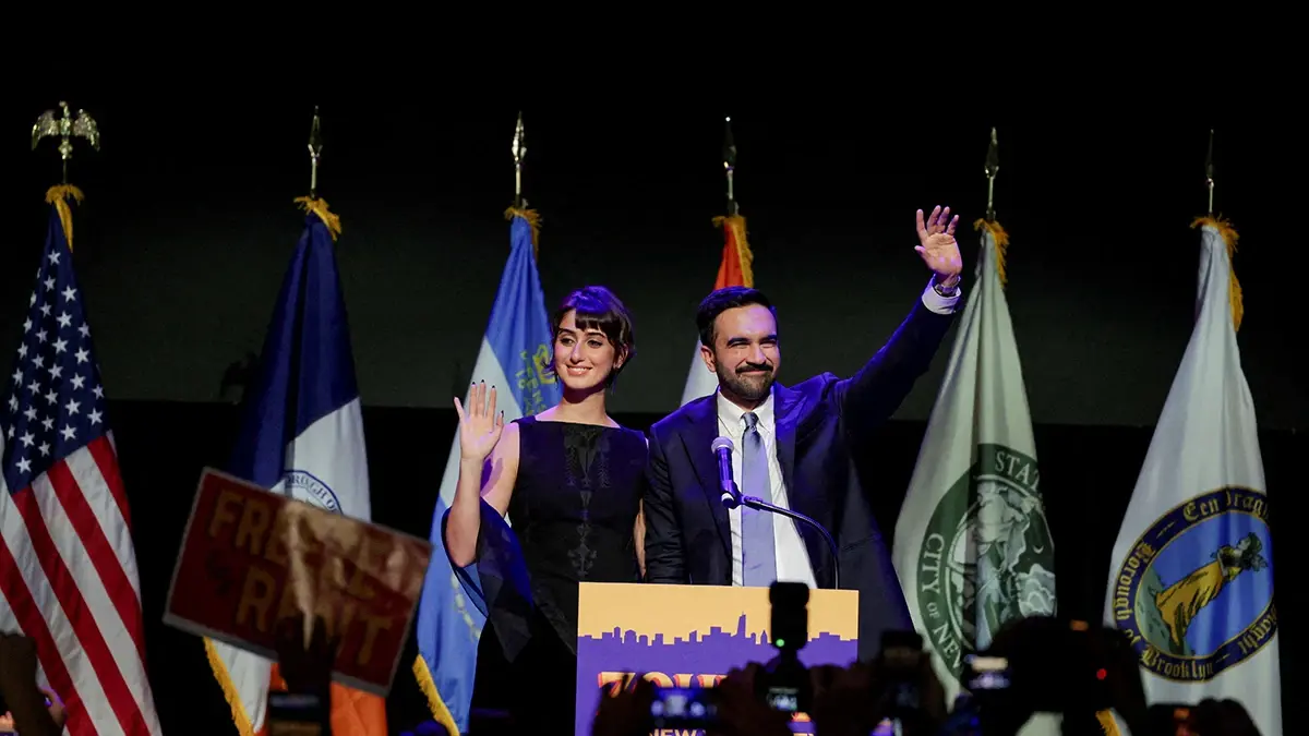 El candidato dem&oacute;crata a la alcald&iacute;a de Nueva York, Zohran Mamdani, y su esposa, Rama Duwaji,&nbsp;en Nueva York, Estados Unidos, el 4 de noviembre de 2025 - REUTERS/ JEENAH MOON