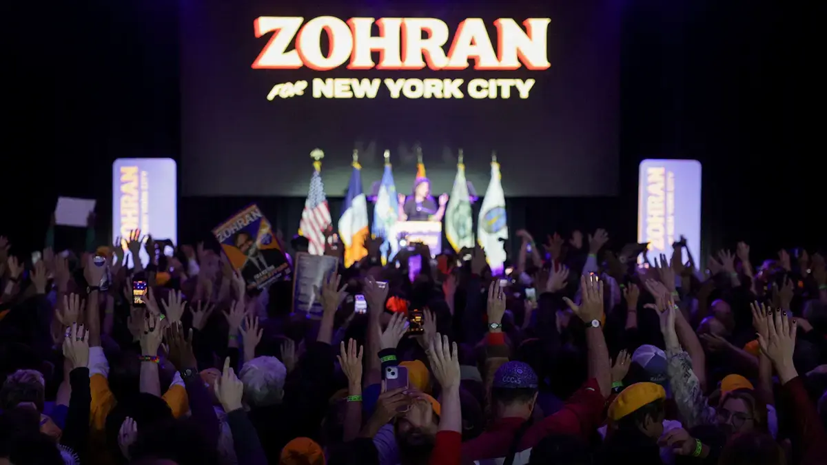 Los seguidores reaccionan despu&eacute;s de que el candidato dem&oacute;crata a la alcald&iacute;a de Nueva York, Zohran Mamdani, ganara las elecciones en Nueva York, Estados Unidos, el 4 de noviembre de 2025 - REUTERS/ JEENAH MOON