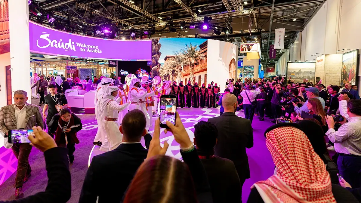 Los visitantes reciben una c&aacute;lida bienvenida en el pabell&oacute;n &ldquo;Saudi Land&rdquo; de la WTM London 2025, donde descubren el Unreal Calendar de Arabia Saud&iacute;, destinos emblem&aacute;ticos y oportunidades tur&iacute;sticas en r&aacute;pido crecimiento