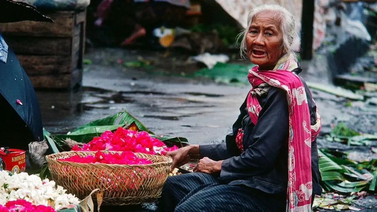 Una anciana vendedora de flores en Yogyakarta, Indonesia. Seg&uacute;n estimaciones de las Naciones Unidas, el 58 % de las personas mayores del mundo viven en Asia y el Pac&iacute;fico, una cifra que se prev&eacute; que aumente en los pr&oacute;ximos a&ntilde;os - ONU/Andrea Brizzi