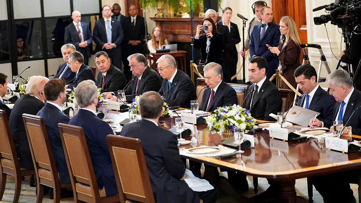 El presidente de Kirguist&aacute;n, Sadyr Japarov; el presidente de Tayikist&aacute;n, Emomali Rahmon; el presidente de Kazajist&aacute;n, Kassym-Jomart Tokayev; el presidente de Uzbekist&aacute;n, Shavkat Mirziyoyev; y el presidente de Turkmenist&aacute;n, Serdar Berdimuhamedow, junto con otros miembros de la delegaci&oacute;n de los pa&iacute;ses de Asia Central del grupo C5+1, asistieron a una cena con el presidente de Estados Unidos, Donald Trump, en el Sal&oacute;n Este de la Casa Blanca en Washington, D. C., el 6 de noviembre de 2025 - REUTERS/ NATHAN HOWARD