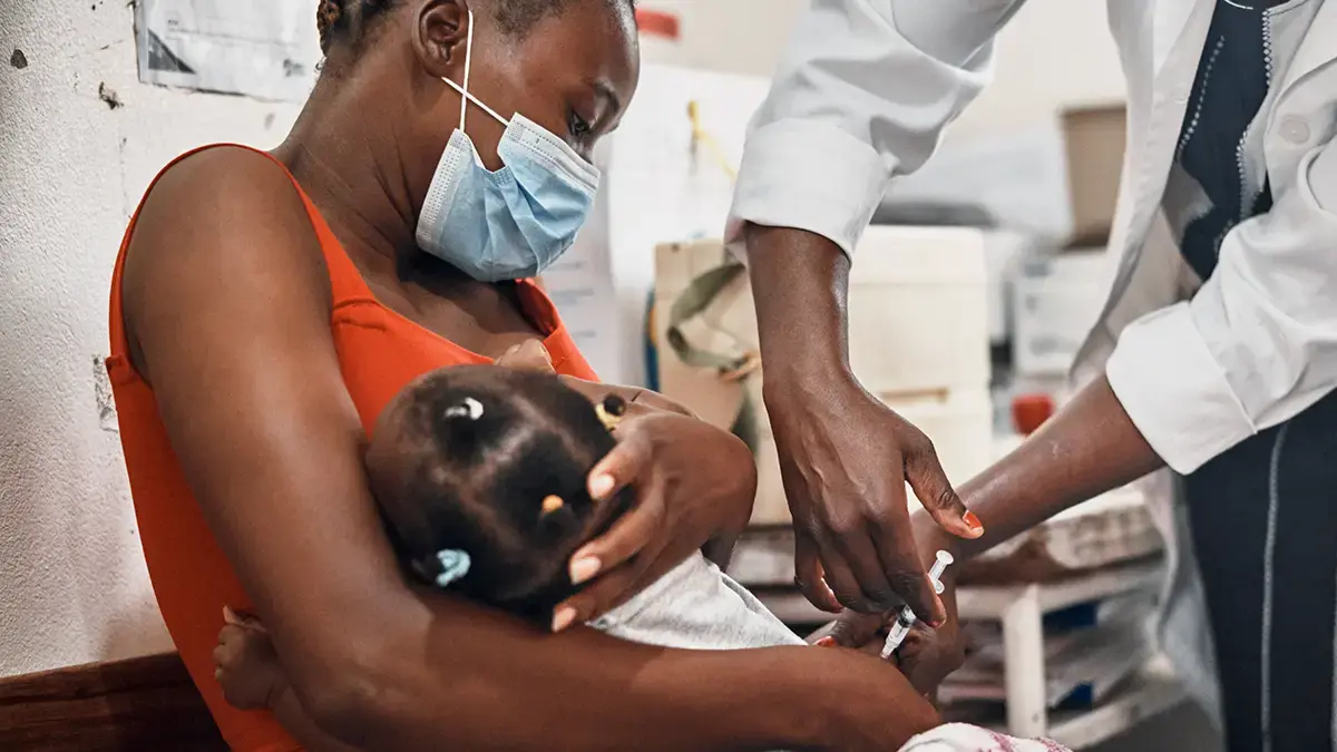 <p>Vacunaci&oacute;n de una ni&ntilde;a beneficiaria de la Alianza para la Vacunaci&oacute;n Infantil - PHOTO/Fundaci&oacute;n "la Caixa"&nbsp;</p>
