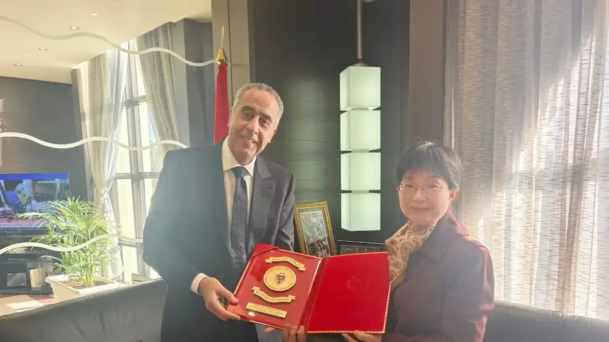 <p>El director general de Seguridad Nacional y Vigilancia del Territorio, Abdellatif Hammouchi, y la embajadora de China en Marruecos, Yu Jinsong - PHOTO/X</p>
