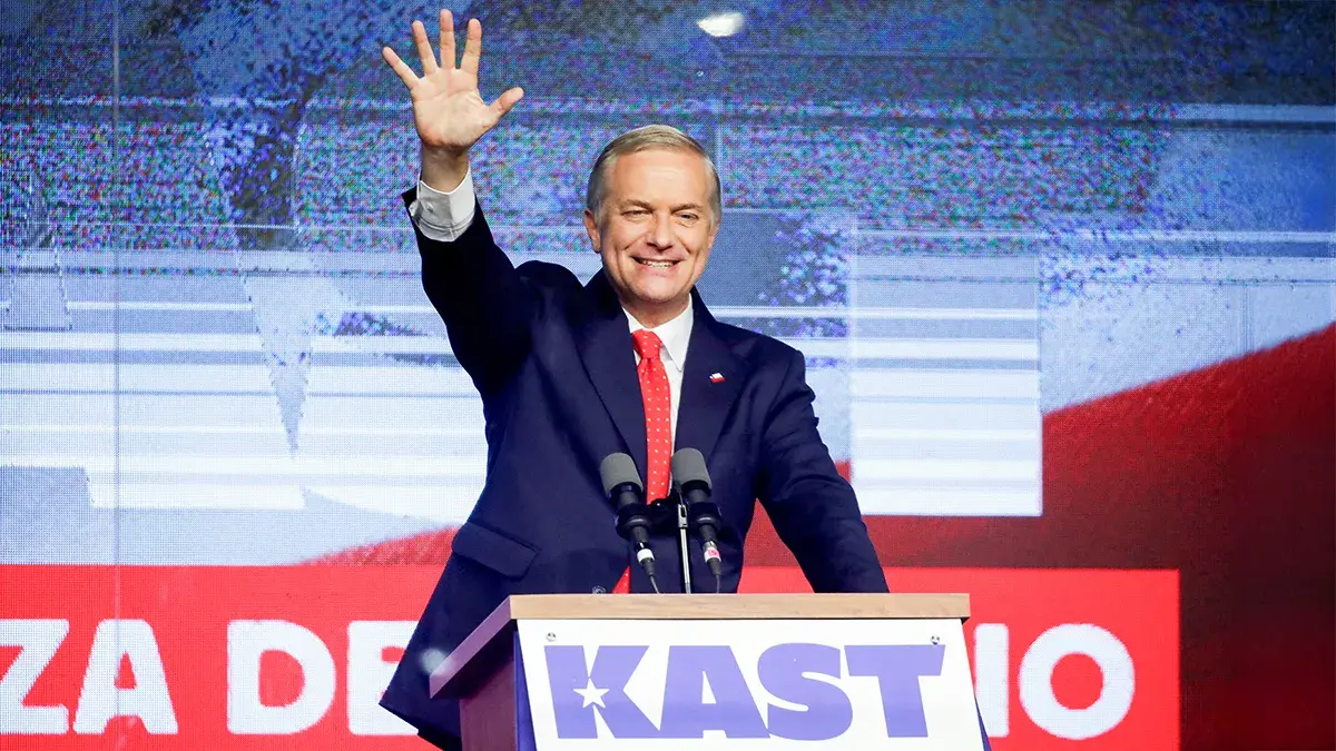 <p>Jos&eacute; Antonio Kast, candidato presidencial del Partido Republicano de extrema derecha, saluda a sus seguidores tras los primeros resultados de las elecciones presidenciales, en Santiago de Chile, el 16 de noviembre de 2025 - REUTERS/ RODRIGO GARRIDO&nbsp;</p>
