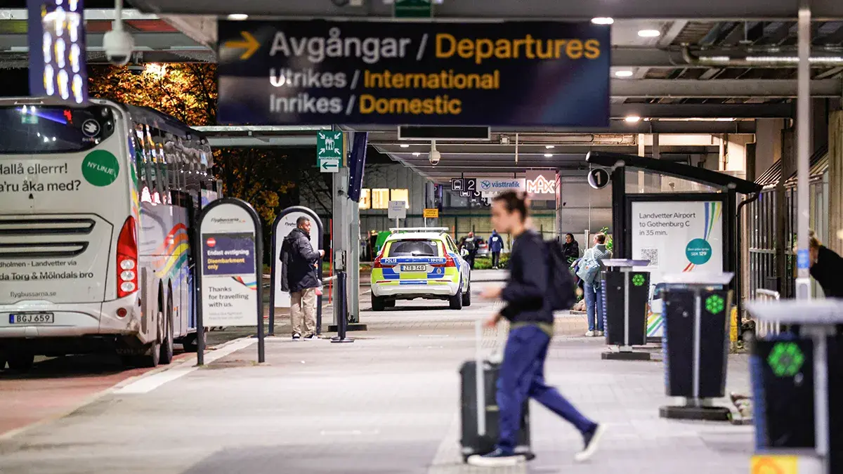 <p>Un veh&iacute;culo policial estacionado en el aeropuerto de Gotemburgo-Landvetter tras el cierre temporal del espacio a&eacute;reo debido a la presencia de drones en los alrededores del aeropuerto, en Gotemburgo, Suecia, el 6 de noviembre de 2025 - PHOTO/ TT News Agency/Adam Ihse v&iacute;a REUTERS &nbsp;</p>
