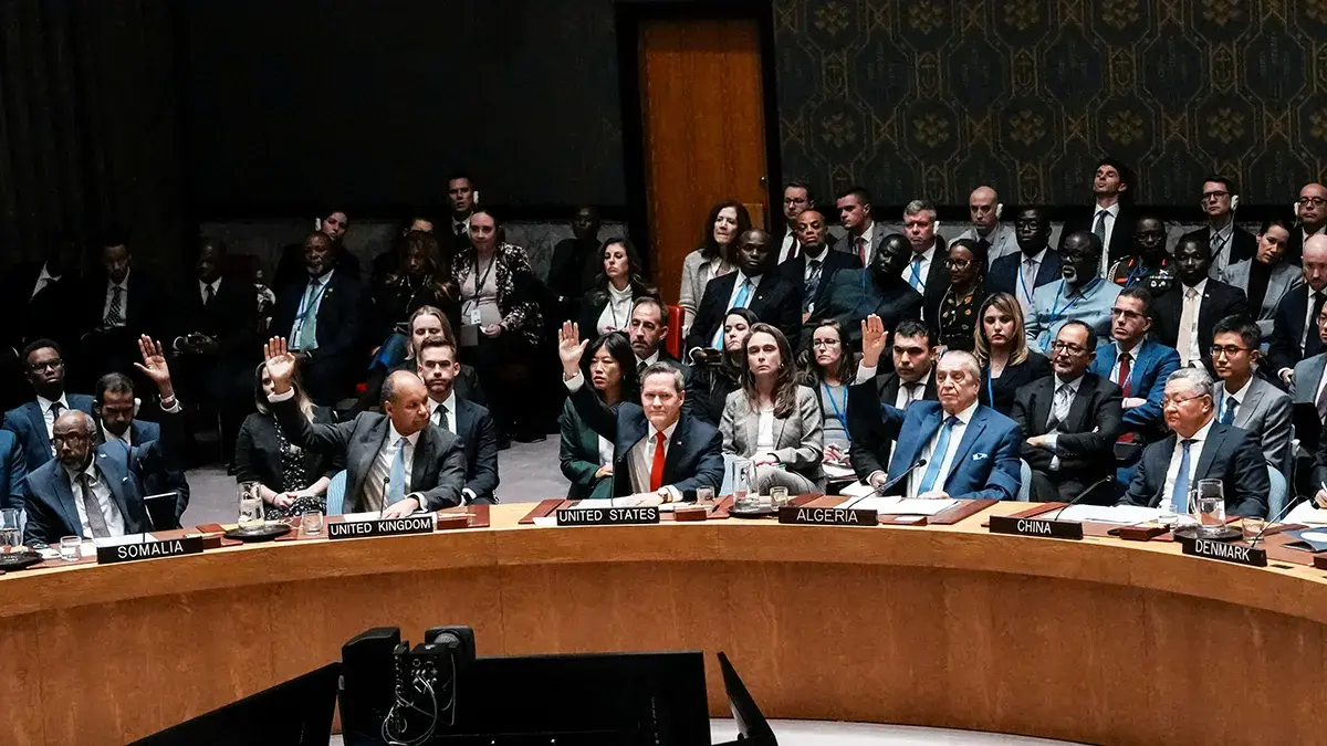 El embajador de Estados Unidos ante las Naciones Unidas, Michael&nbsp;Waltz, y otros embajadores votan a favor de una resoluci&oacute;n durante una reuni&oacute;n del Consejo de Seguridad de las Naciones Unidas&nbsp;en la sede de la ONU en la ciudad de Nueva York, Estados Unidos, el 17 de noviembre de 2025 - REUTERS/ EDUARDO MU&Ntilde;OZ