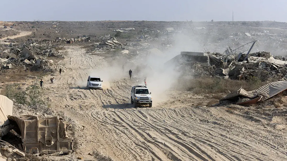 Un veh&iacute;culo de la Cruz Roja, escoltado por una furgoneta conducida por un militante de Ham&aacute;s, se mueve en un &aacute;rea dentro de la llamada l&iacute;nea amarilla a la que las tropas israel&iacute;es se retiraron bajo el alto el fuego, mientras Ham&aacute;s dice que contin&uacute;a buscando los cuerpos de los rehenes fallecidos capturados durante el ataque del 7 de octubre de 2023 contra Israel, en la ciudad de Gaza, el 12 de noviembre de 2025 - REUTERS/ DAWOUD ABU ALKAR
