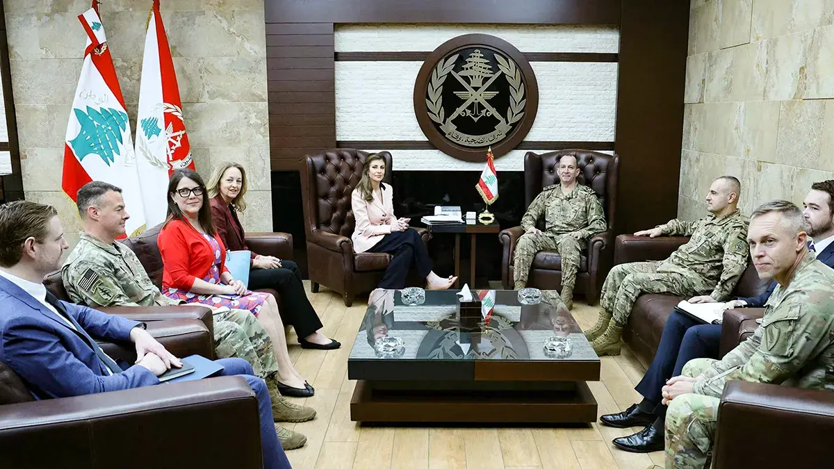 <p>El enviado especial adjunto de EE. UU. para Oriente Medio, Morgan Ortagus (centro-izq.), reunido con el comandante en jefe del ej&eacute;rcito liban&eacute;s, Rodolphe Haykal (centro-der.), en Yarze&nbsp;- PHOTO/ Presidencia Libanesa</p>
