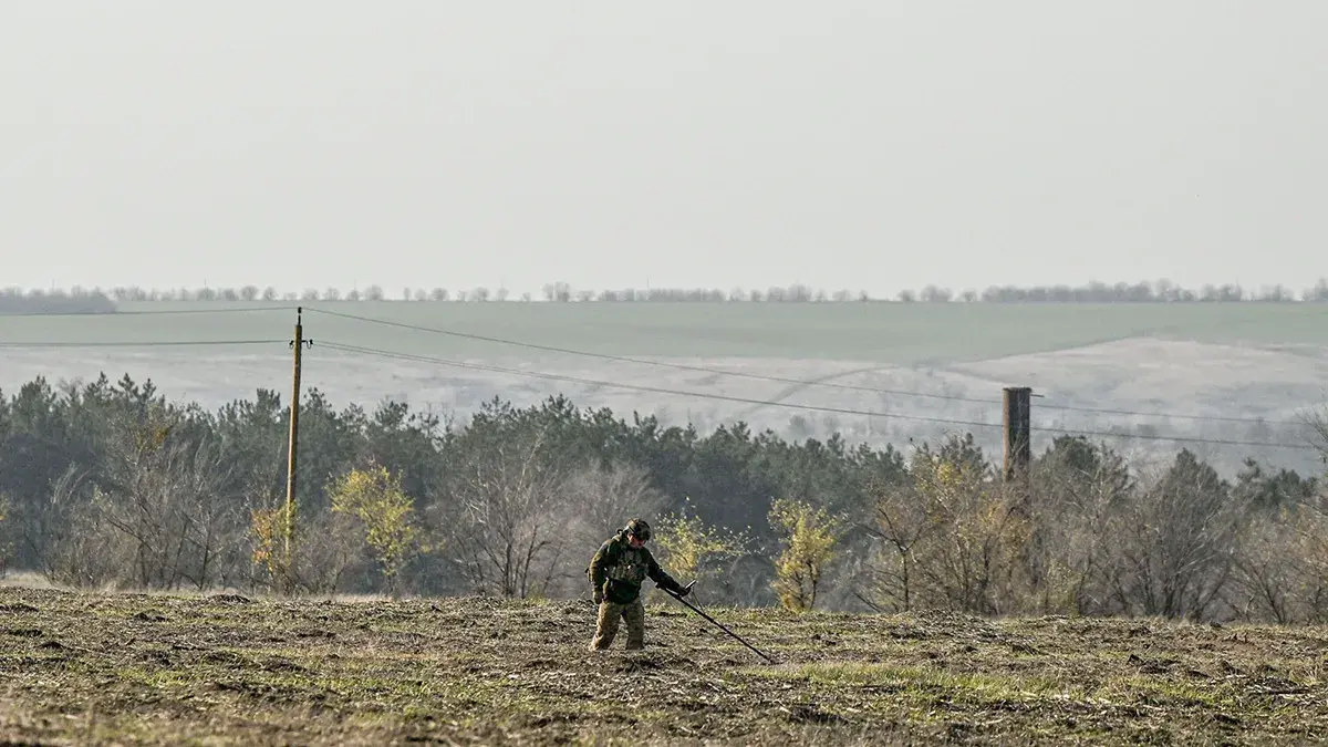 <p>Un zapador de la 808&ordf; Brigada de Apoyo Separada Dnistrovska de las Fuerzas Armadas de Ucrania usa un detector de metales para buscar artefactos explosivos, en la regi&oacute;n de Kherson, Ucrania, el 22 de noviembre de 2025 - PHOTO/ REUTERS&nbsp;</p>
