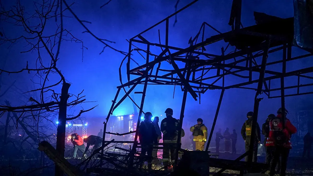 <p>Los bomberos trabajan en el lugar del ataque a&eacute;reo ruso, en medio del ataque de Rusia a Ucrania, en Zaporizhzhia, Ucrania, el 20 de noviembre de 2025 - PHOTO/ REUTERS&nbsp;</p>
