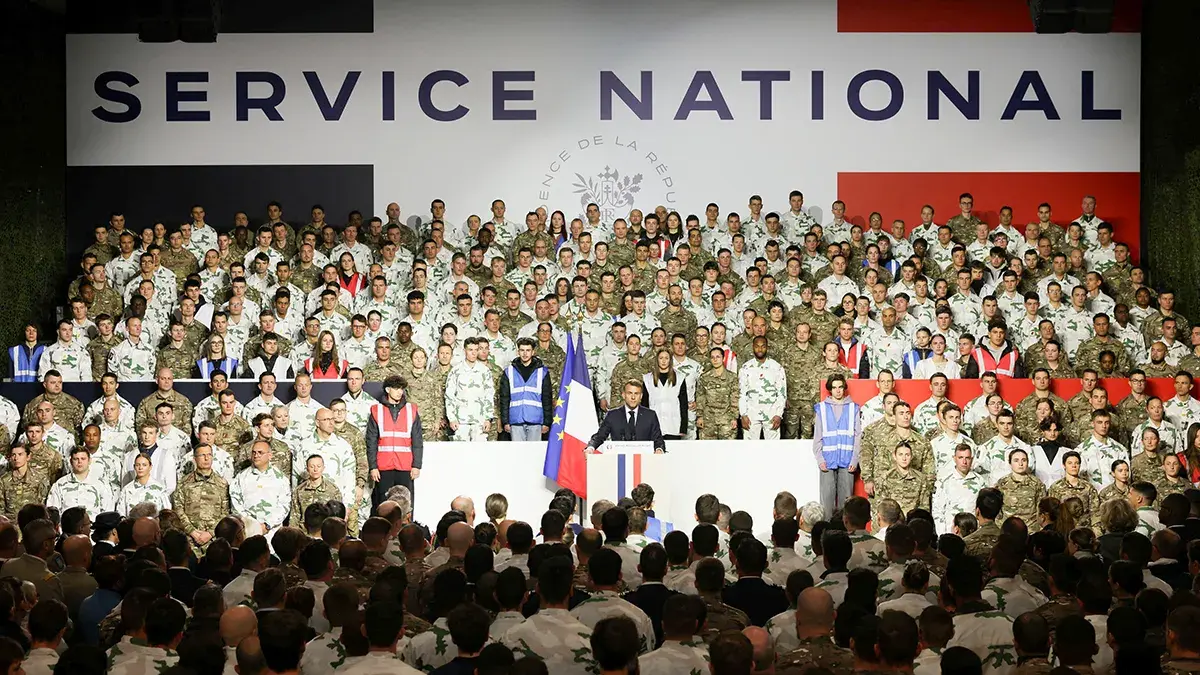 Emmanuel Macron presenta un nuevo servicio militar nacional mientras se dirige al ej&eacute;rcito en la base militar de Varces, el 27 de noviembre de 2025 - REUTERS/ THOMAS PADILLA