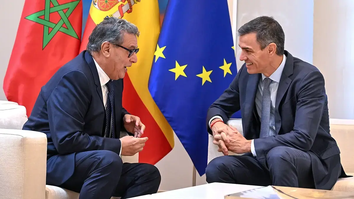 El presidente del Gobierno, Pedro S&aacute;nchez, conversa con el jefe del Gobierno del Reino de Marruecos, Aziz Akhannouch - PHOTO/Pool Moncloa/Borja Puig de la Bellacasa