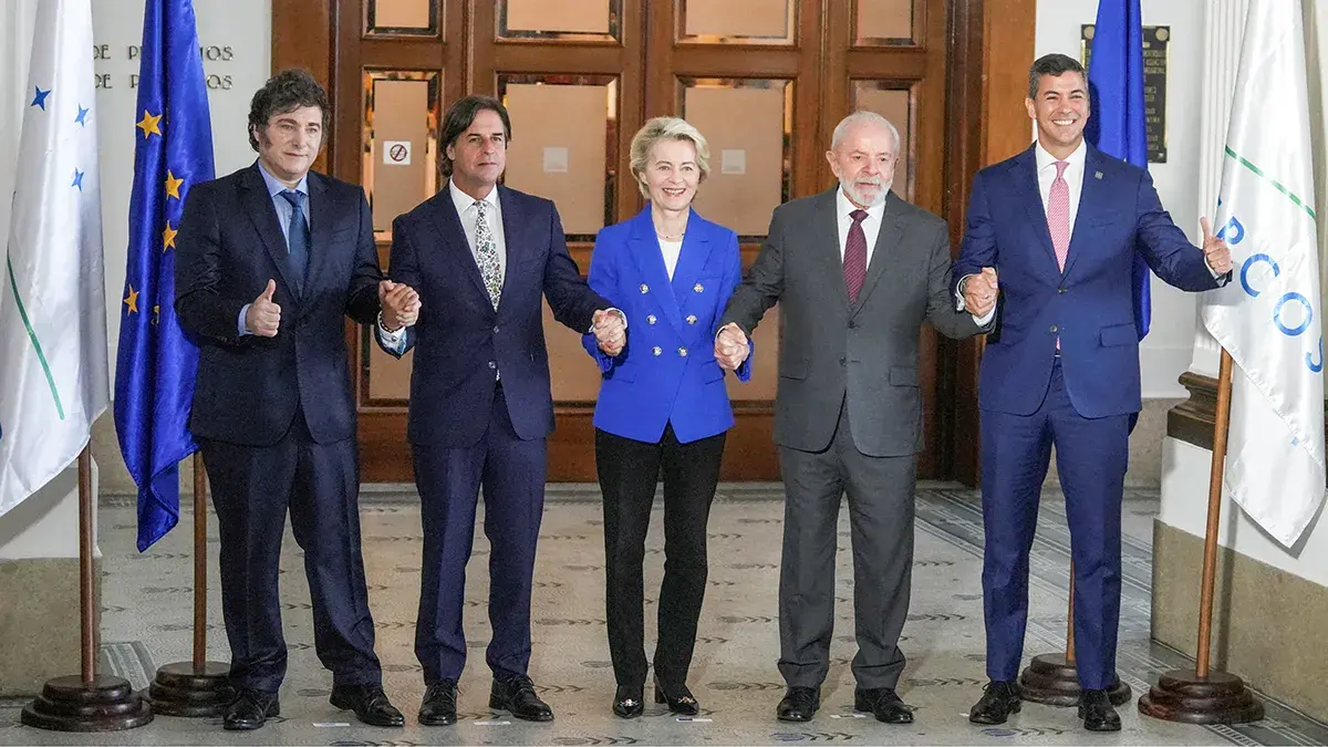 <p>El presidente argentino, Javier Milei, el presidente uruguayo, Luis Lacalle Pou, la presidenta de la Comisi&oacute;n Europea, &Uacute;rsula von der Leyen, el presidente brasile&ntilde;o, Luiz In&aacute;cio Lula da Silva, y el presidente paraguayo, Santiago Pe&ntilde;a, posan cogidos de la mano para una fotograf&iacute;a en la Cumbre del Mercosur celebrada en Montevideo, Uruguay, el 6 de diciembre de 2024 - REUTERS/ MARIANA GREIF&nbsp;</p>
