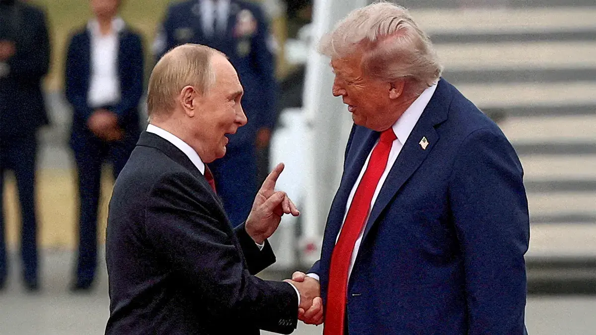 El presidente de Estados Unidos, Donald Trump, estrecha la mano del presidente ruso, Vladimir Putin, durante su reuni&oacute;n para negociar el fin de la guerra en Ucrania, en la Base Conjunta&nbsp;Elmendorf-Richardson en Anchorage, Alaska, Estados Unidos, el 15 de agosto de 2025 - REUTERS/ KEVIN LAMARQUE