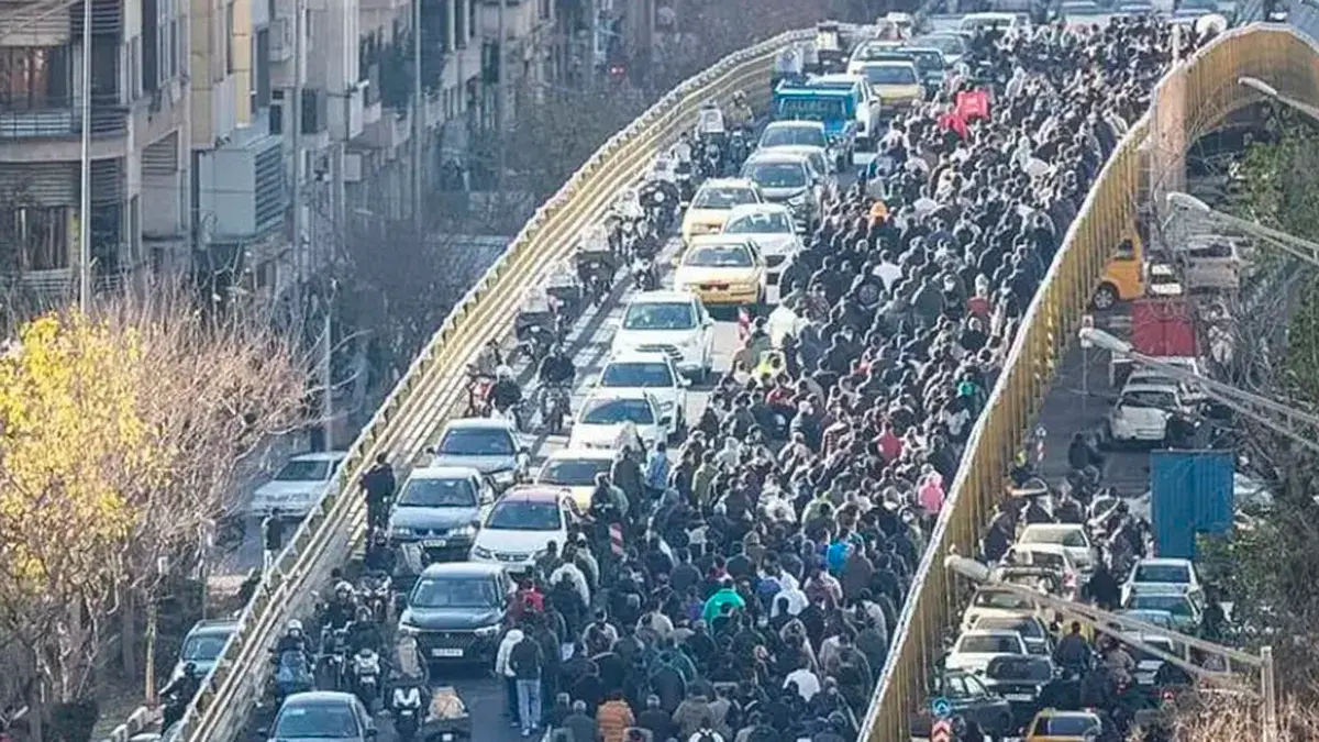 Iran&iacute;es mantienen las protestas por tercer d&iacute;a consecutivo en las calles y lugares emblem&aacute;ticos de Teher&aacute;n - PHOTO/ARCHIVO