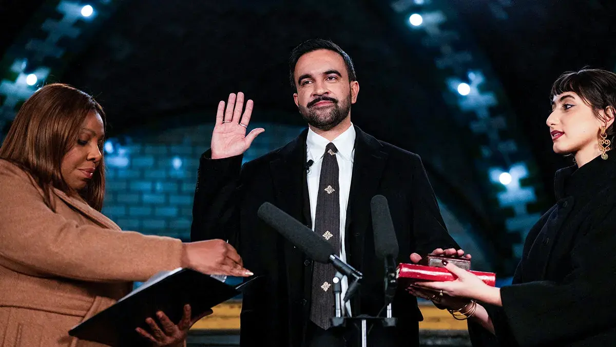 <p>Zohran Mamdani toma posesi&oacute;n como alcalde de la ciudad de Nueva York en la estaci&oacute;n Old City Hall, Nueva York, EE. UU., el jueves 1 de enero de 2026 - Amir Hamja v&iacute;a REUTERS&nbsp;</p>
