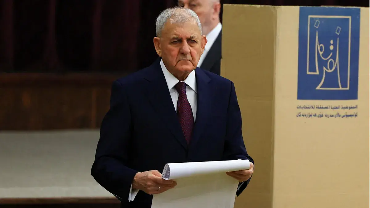 <p>El presidente iraqu&iacute; Abdul Latif Jamal Rashid vota en un colegio electoral dentro del hotel Al-Rasheed durante las elecciones parlamentarias en Bagdad, Irak, el 11 de noviembre de 2025 - REUTERS/ THAIER AL-SUDANI&nbsp;</p>
