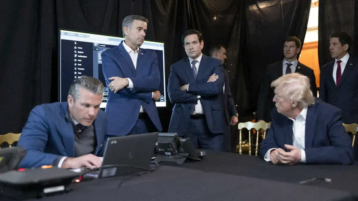 Fotograf&iacute;a publicada por el presidente de los Estados Unidos, Donald Trump, en su cuenta de Truth Social, en la que aparece sentado junto al secretario de Defensa de los Estados Unidos, Pete Hegseth, mientras el director de la CIA, John Ratcliffe, y el secretario de Estado, Marco Rubio, est&aacute;n de pie frente a una pantalla que muestra publicaciones del sitio web X.com, mientras observan la operaci&oacute;n militar estadounidense en Venezuela desde el complejo Mar-a-Lago de Trump, en Palm Beach, Florida, Estados Unidos, el 3 de enero de 2026 - @realDonaldTrump via REUTERS