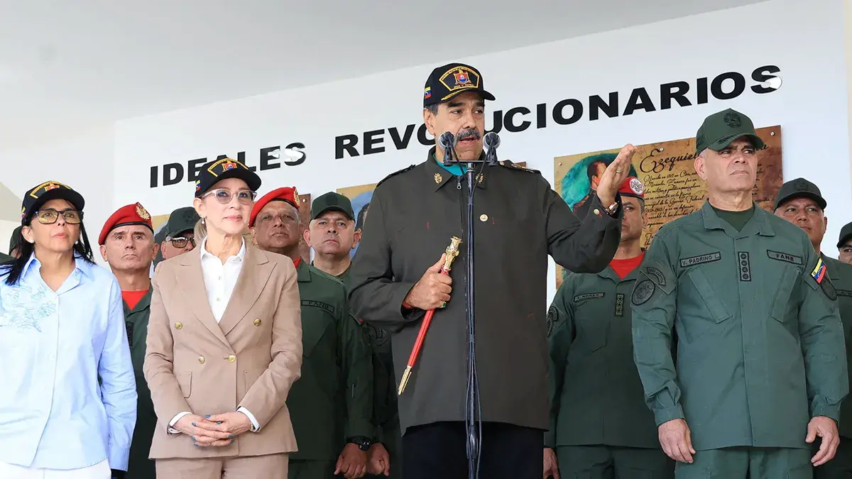 <p paraid="1219039010" paraeid="{e6cc41b4-2171-496a-b8e2-e6de257de100}{105}">El presidente de Venezuela, Nicol&aacute;s Maduro, su esposa&nbsp;Cilia&nbsp;Flores, el ministro de Defensa, Vladimir Padrino L&oacute;pez, y la vicepresidenta Delcy Rodr&iacute;guez asisten a una ceremonia de fin de a&ntilde;o para saludar a las fuerzas militares en La Guaira, Venezuela, el 28 de diciembre de 2025 - Palacio de Miraflores v&iacute;a REUTERS</p>
