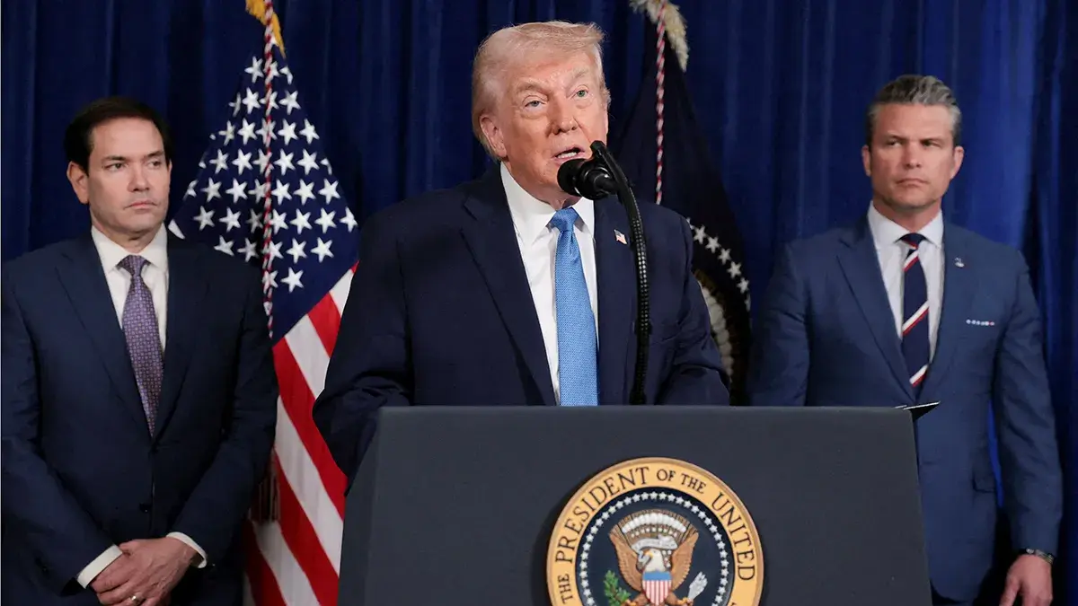 Donald Trump, habla mientras el secretario de Estado, Marco Rubio, y el secretario de Defensa, Pete&nbsp;Hegseth, observan durante una rueda de prensa tras un ataque estadounidense contra Venezuela,&nbsp;desde el club Mar-a-Lago de Trump en Palm Beach, Florida, Estados Unidos, el 3 de enero de 2026 - REUTERS/ JONATHAN ERNST</p>