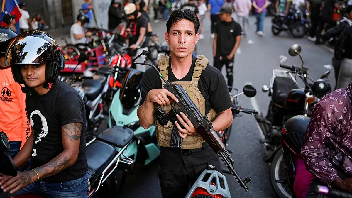 Un miembro del grupo miliciano conocido como Colectivos participa en una marcha para pedir la liberaci&oacute;n del presidente venezolano Nicol&aacute;s Maduro, despu&eacute;s de que &eacute;l y su esposa&nbsp;Cilia&nbsp;Flores fueran capturados tras los ataques estadounidenses contra Venezuela, en Caracas, Venezuela, el 4 de enero de 2026 - REUTERS/ GABY ORAA