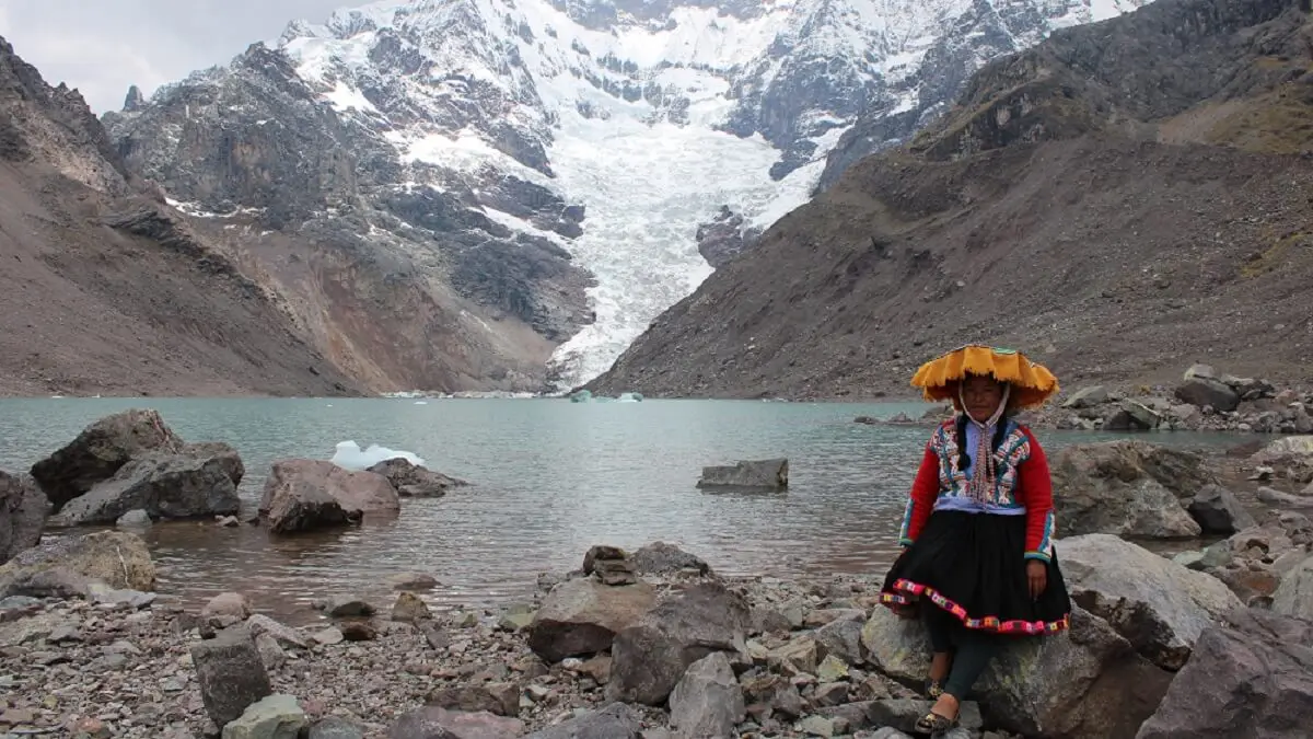 Marleny muestra la pureza de la naturaleza del Apu Ausangate, en Upis Qocha, donde los visitantes disfrutan de las caminatas y de espectaculares vistas. &copy; Fundación CODESPA