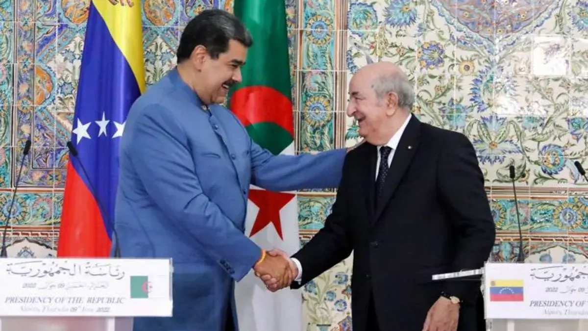 Nicol&aacute;s Maduro, presidente de Venezuela, junto a Abdelmadjid Tebboune, presidente argelino durante una visita presidencial en Argel, Argelia