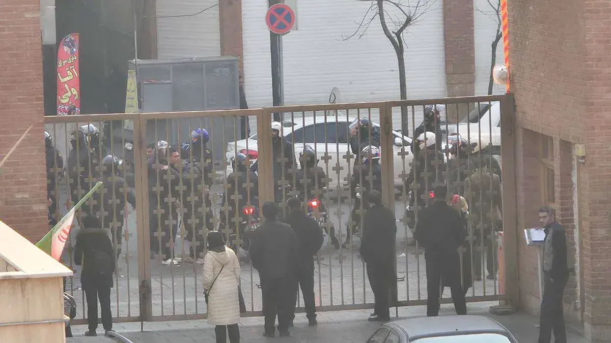 Unidades especiales de la polic&iacute;a del r&eacute;gimen isl&aacute;mico de Ir&aacute;n han sitiado el Hospital Sina en Teher&aacute;n y esperan &oacute;rdenes para entrar y detener a los manifestantes heridos.- PHOTO/X/<a target="_blank" href="https://x.com/BabakTaghvaee1/status/2008580106722164920/photo/3">@BabakTaghvaee1</a>